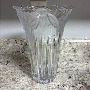 Mikasa Studio Nova 10” Fluted Crystal Vase w/ Frosted Flowers